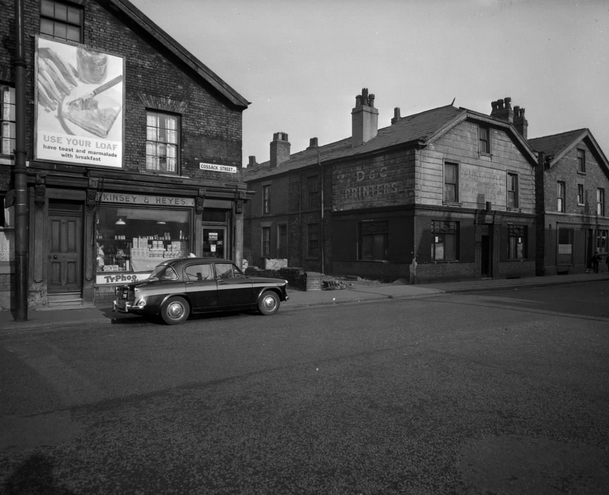 Manchester in 1963: Fascinating and Sombre Black-and-White photos of Empty Manchester Streets