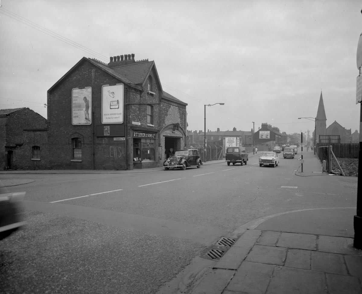 Manchester in 1963: Fascinating and Sombre Black-and-White photos of Empty Manchester Streets