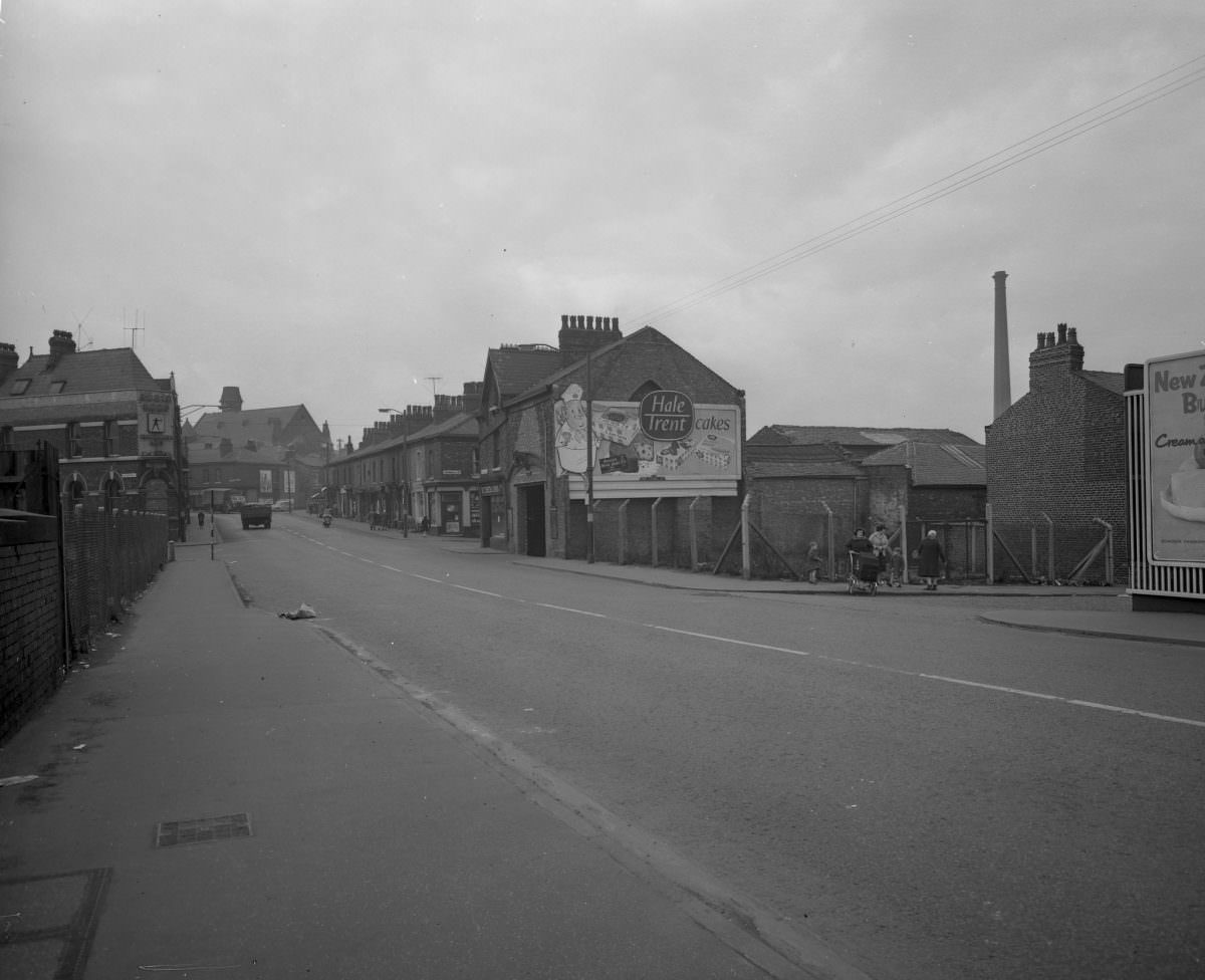 Manchester in 1963: Fascinating and Sombre Black-and-White photos of Empty Manchester Streets