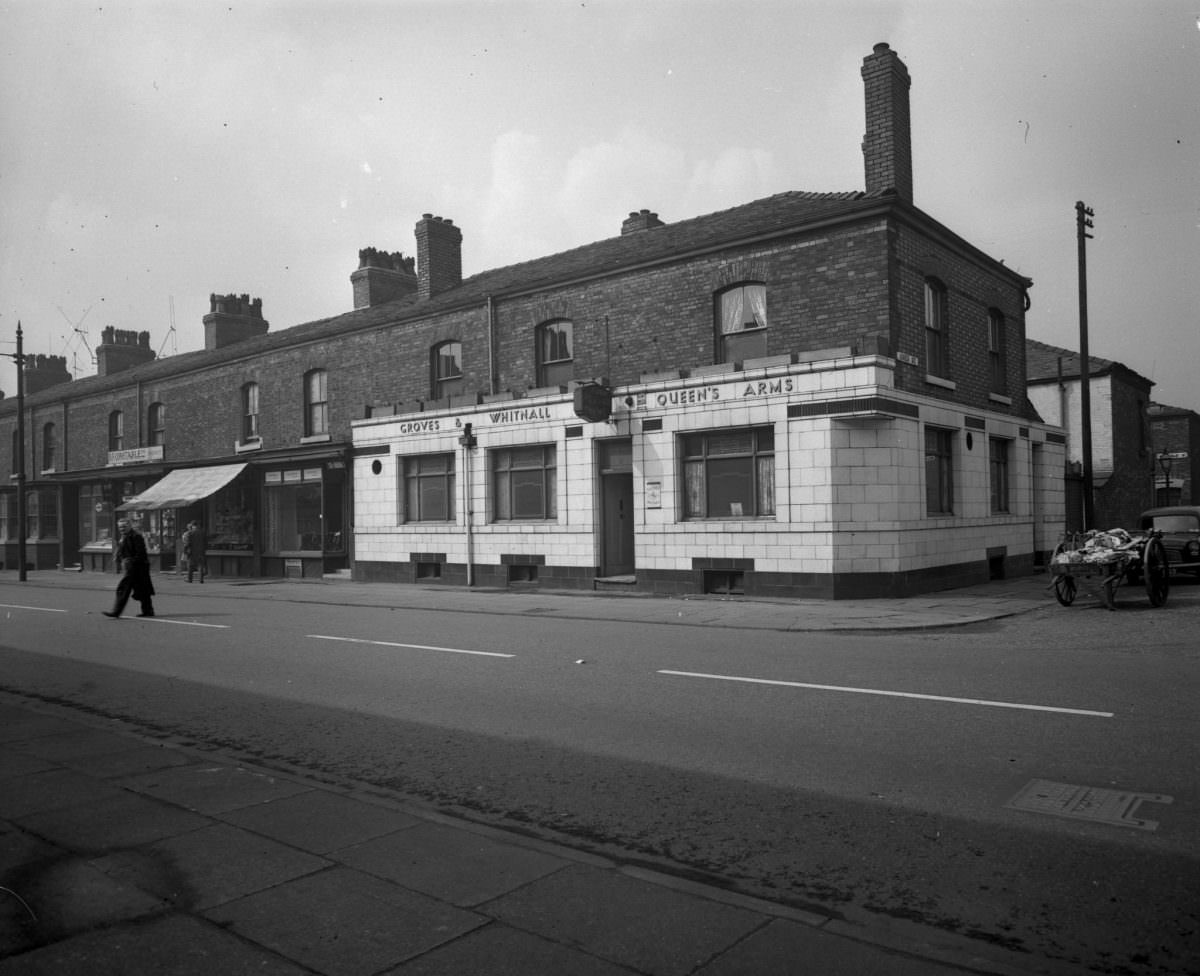 Manchester in 1963: Fascinating and Sombre Black-and-White photos of Empty Manchester Streets