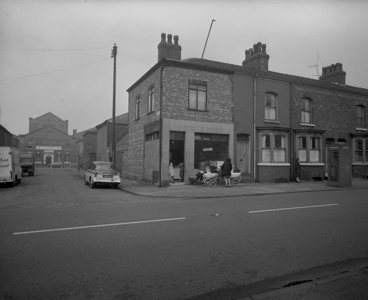 Manchester in 1963: Fascinating and Sombre Black-and-White photos of Empty Manchester Streets