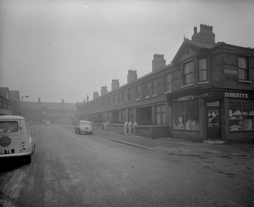 Manchester in 1963: Fascinating and Sombre Black-and-White photos of Empty Manchester Streets