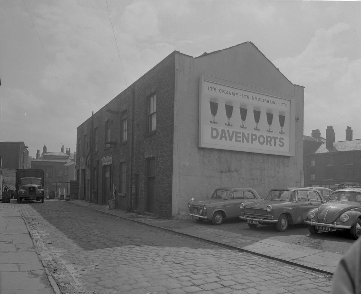 Manchester in 1963: Fascinating and Sombre Black-and-White photos of Empty Manchester Streets