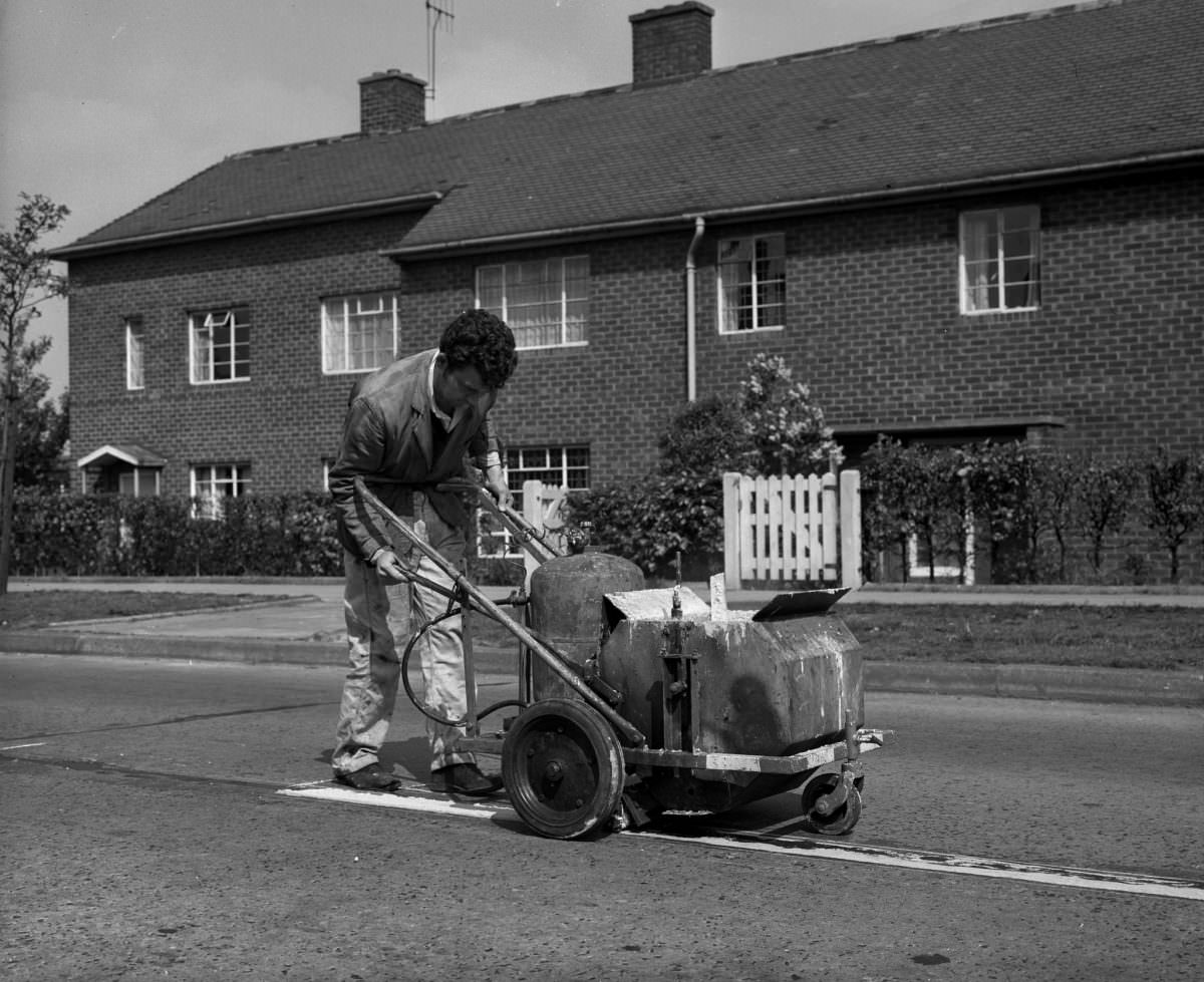 Manchester in 1963: Fascinating and Sombre Black-and-White photos of Empty Manchester Streets