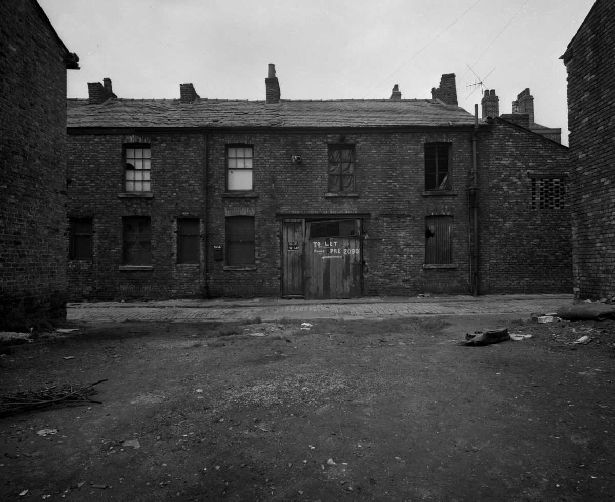 Manchester in 1963: Fascinating and Sombre Black-and-White photos of Empty Manchester Streets