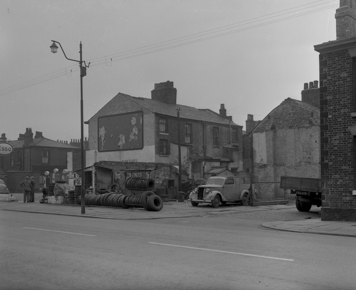 Manchester in 1963: Fascinating and Sombre Black-and-White photos of Empty Manchester Streets