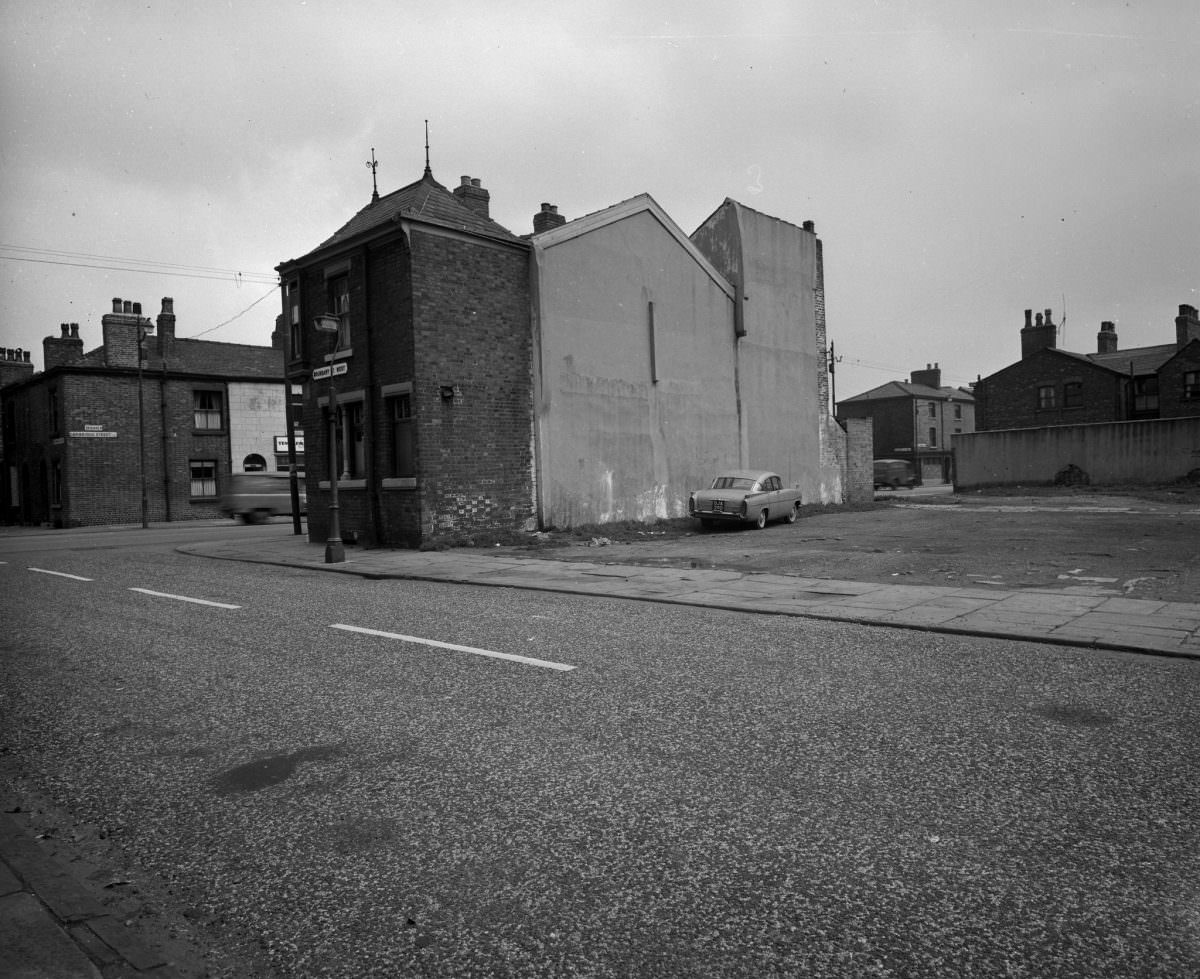 Manchester in 1963: Fascinating and Sombre Black-and-White photos of Empty Manchester Streets