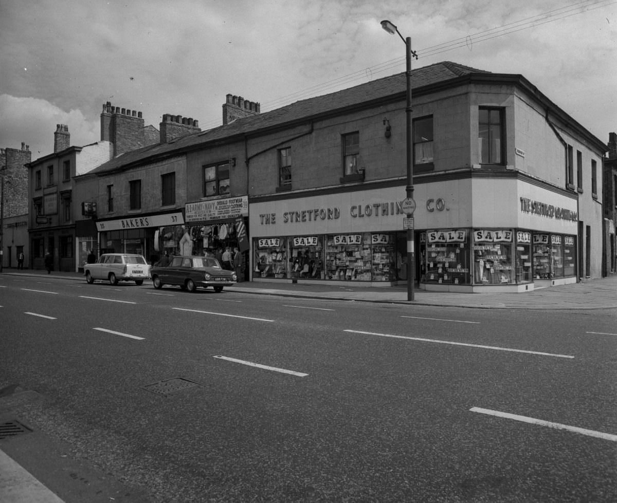 Manchester in 1963: Fascinating and Sombre Black-and-White photos of Empty Manchester Streets