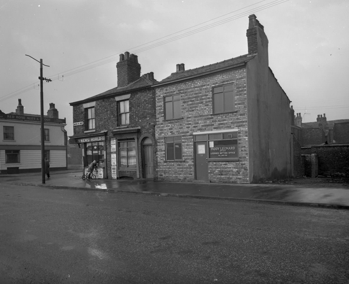 Manchester in 1963: Fascinating and Sombre Black-and-White photos of Empty Manchester Streets