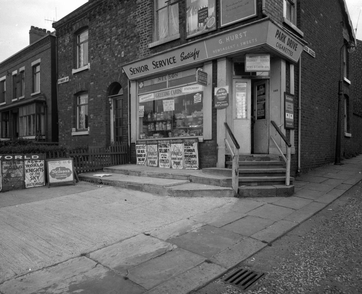 Manchester in 1963: Fascinating and Sombre Black-and-White photos of Empty Manchester Streets