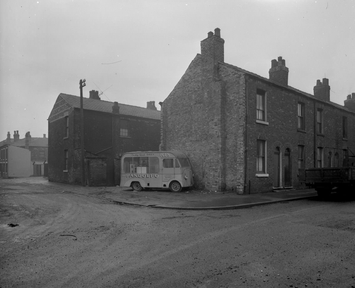 Manchester in 1963: Fascinating and Sombre Black-and-White photos of Empty Manchester Streets