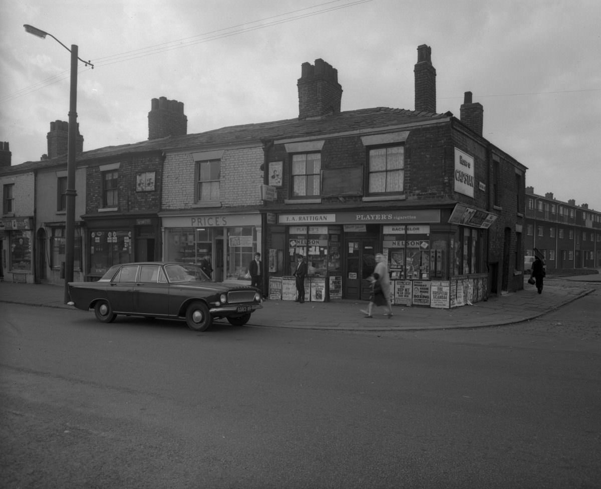 Manchester in 1963: Fascinating and Sombre Black-and-White photos of Empty Manchester Streets