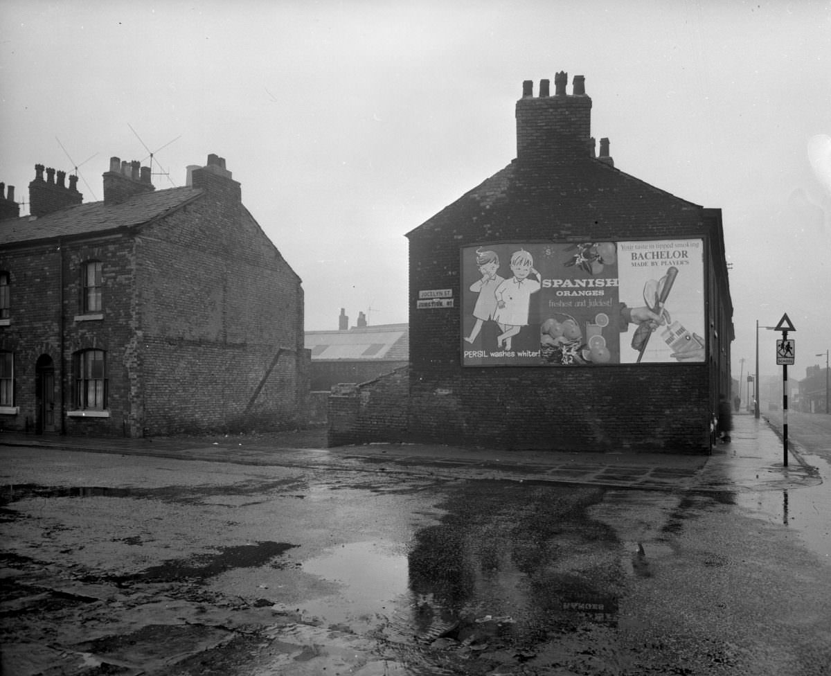 Manchester in 1963: Fascinating and Sombre Black-and-White photos of Empty Manchester Streets