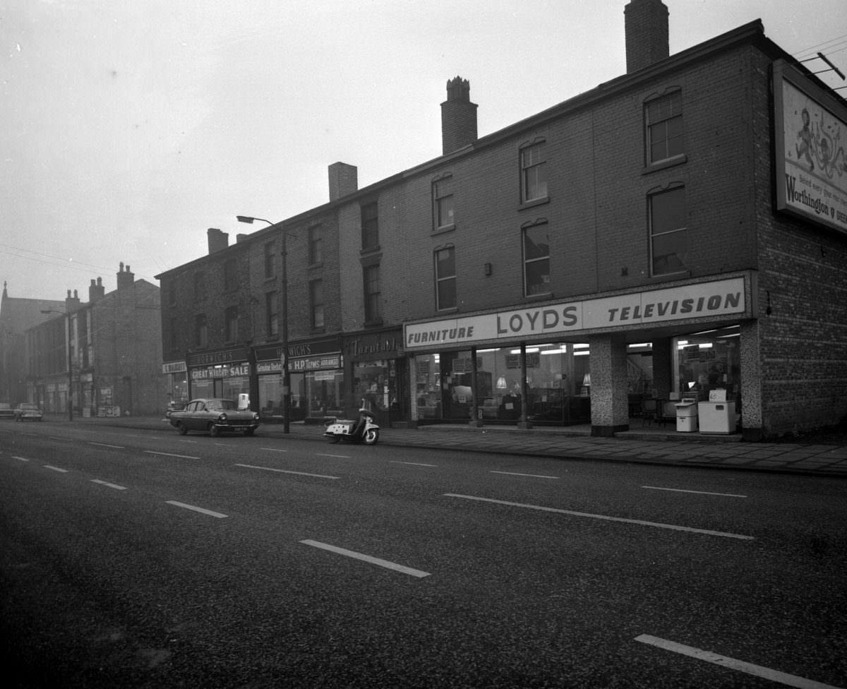 Manchester in 1963: Fascinating and Sombre Black-and-White photos of Empty Manchester Streets