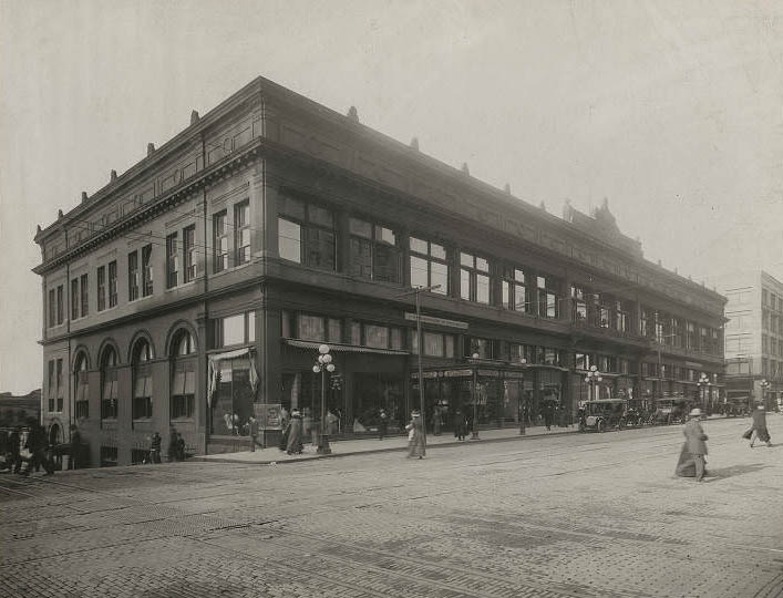 3rd home of Seattle Public Library in the Rialto Building, 1896