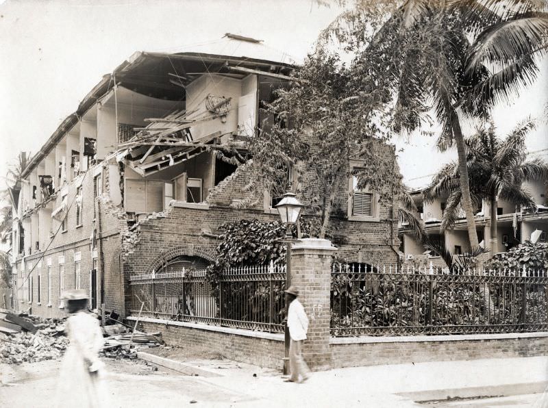 Earthquake damaged building, Kingston, 1907