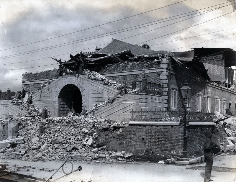 Earthquake damaged building, Kingston, 1907