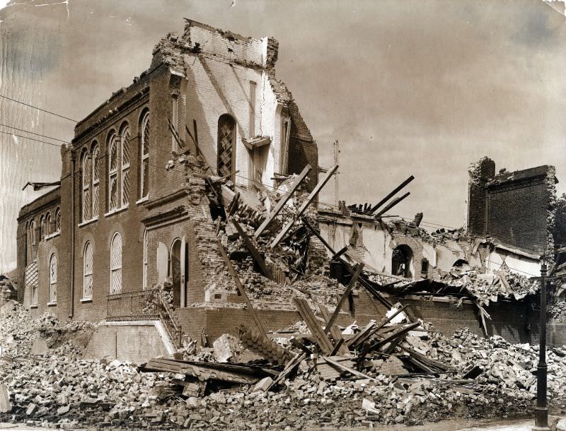 Earthquake damaged building, Kingston, 1907