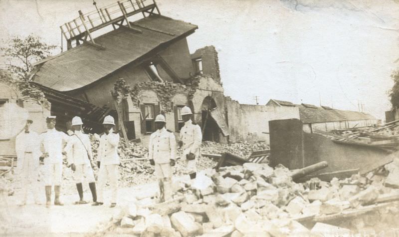 Police guard earthquake damaged building, Kingston, Jamaica, 1907