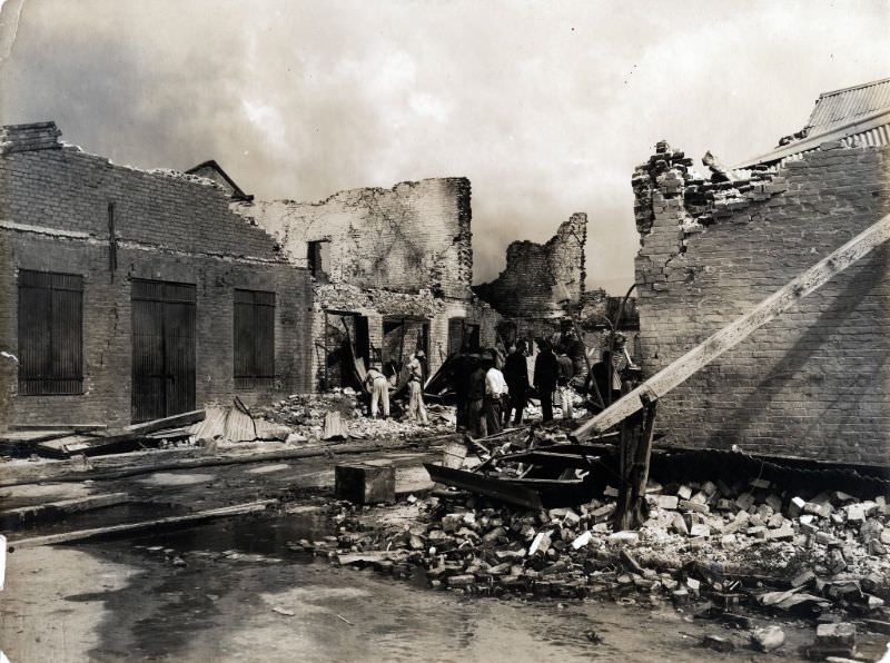 Cleaning up the damage, Kingston, 1907