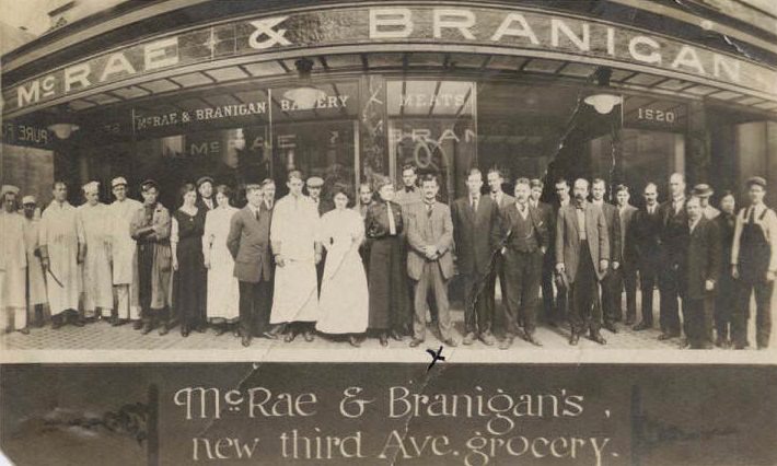 Employees posing outside McRae & Branigan grocery, Bellevue, 1910