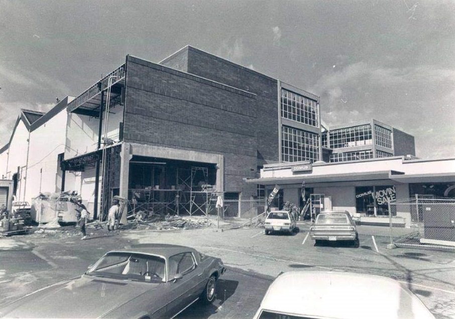 Bel-Square transitioning from an outdoor plaza to an enclosed, indoor mall, 1981
