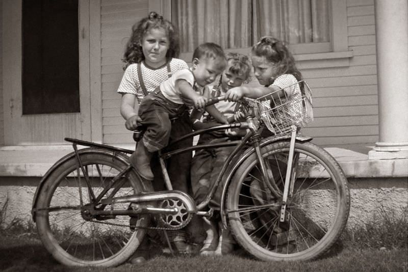 Stunning Vintage Photos of Children Having Fun During the 1950s