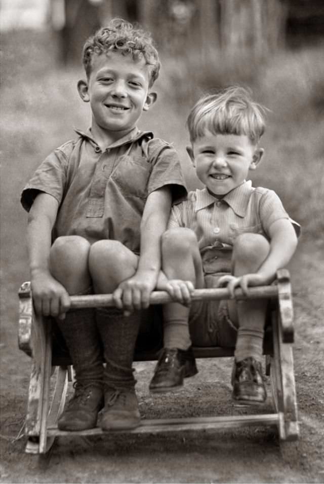 Stunning Vintage Photos of Children Having Fun During the 1950s