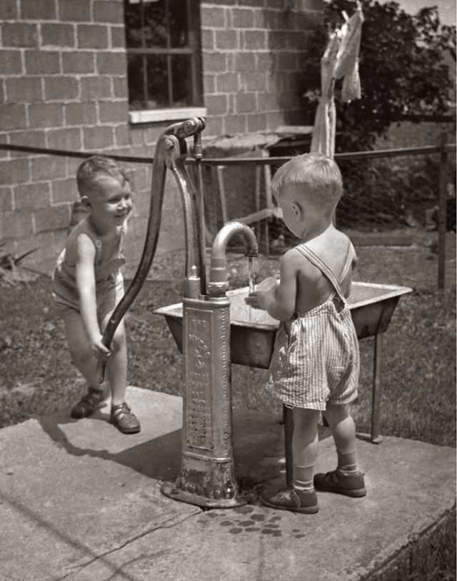 Stunning Vintage Photos of Children Having Fun During the 1950s