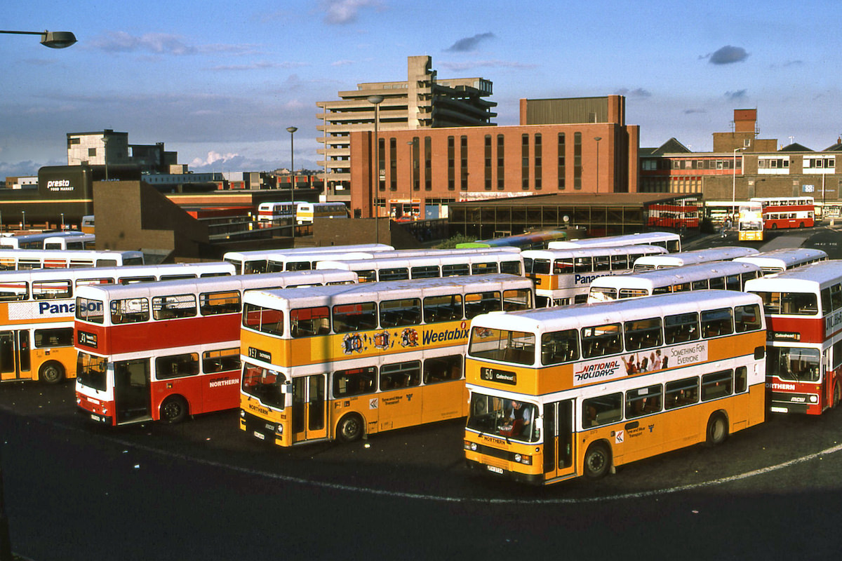 Before the growth of foliage got in the way this was a favourite viewpoint for bus enthusiasts at Gateshead Interchange, 1986