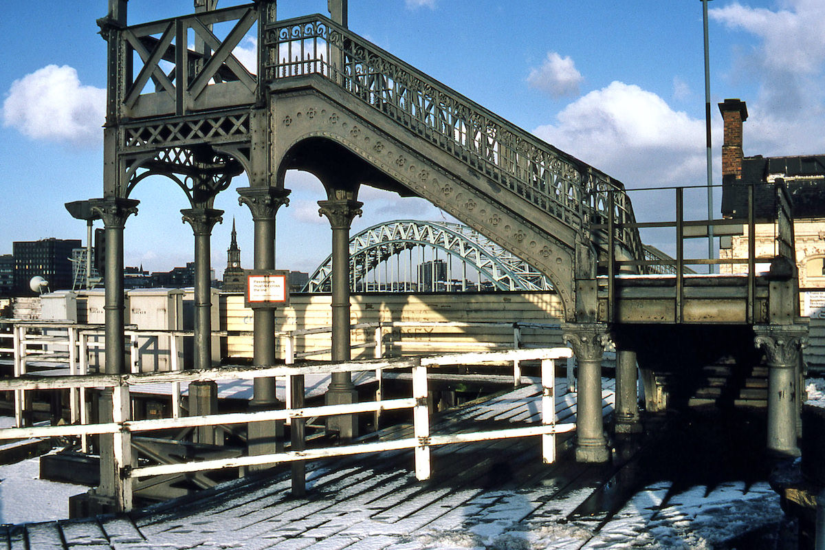 The rather ornate footbridge joining the two platforms at Gateshead East station in 1980.