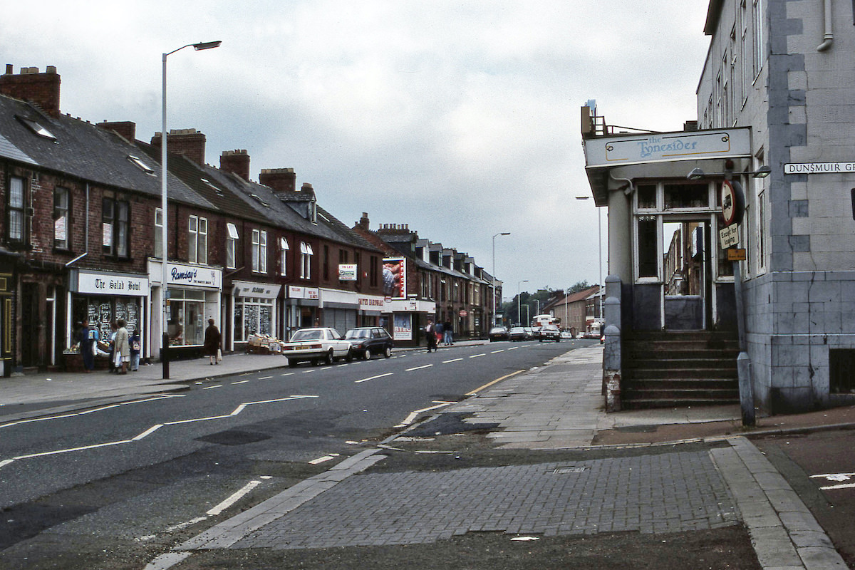 Corner of Saltwell Road and Dunsmuir Grove in 1989. The Tynesider pub was formerly Stirling House.