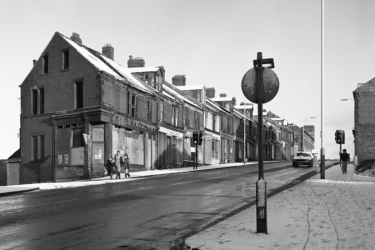 Looking up Bensham Road, Gateshead in 1980, with the top of Bank Street on the left