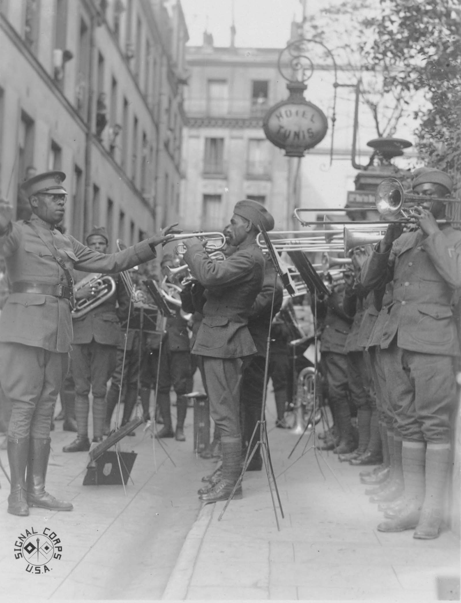 The 369th band played jazz for American wounded in the courtyard of a Paris hospital.