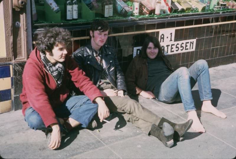 Vintage Photos of Hippies in Haight-Ashbury during the Summer of Love