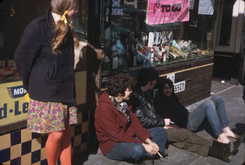 Vintage Photos of Hippies in Haight-Ashbury during the Summer of Love