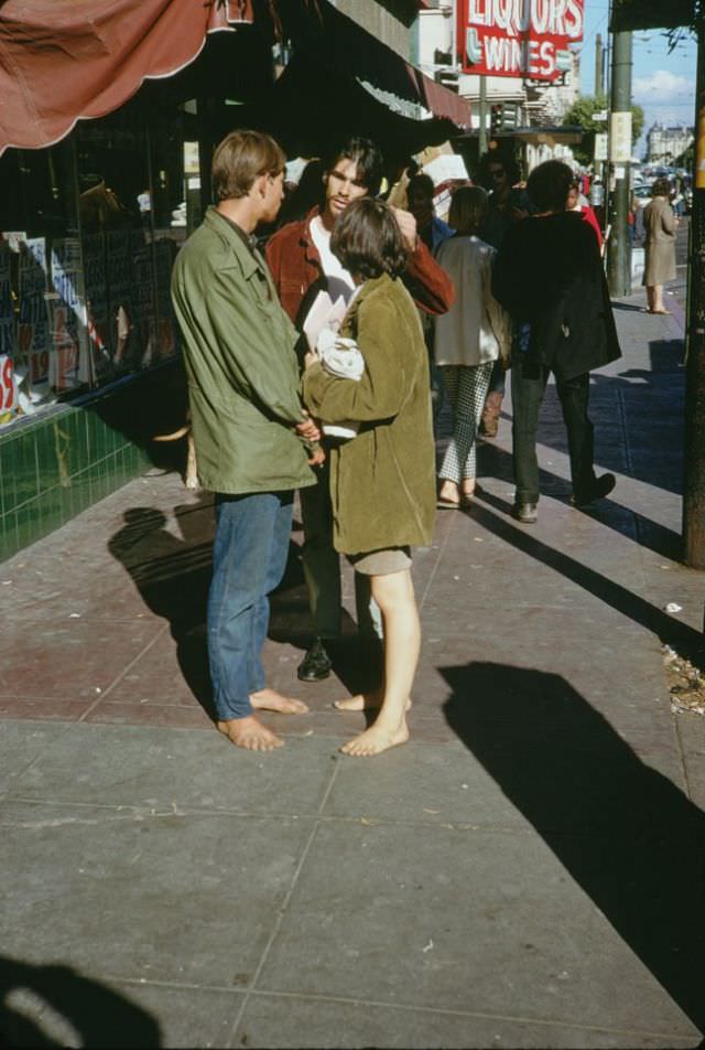 Vintage Photos of Hippies in Haight-Ashbury during the Summer of Love