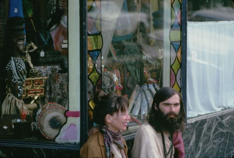 Vintage Photos of Hippies in Haight-Ashbury during the Summer of Love