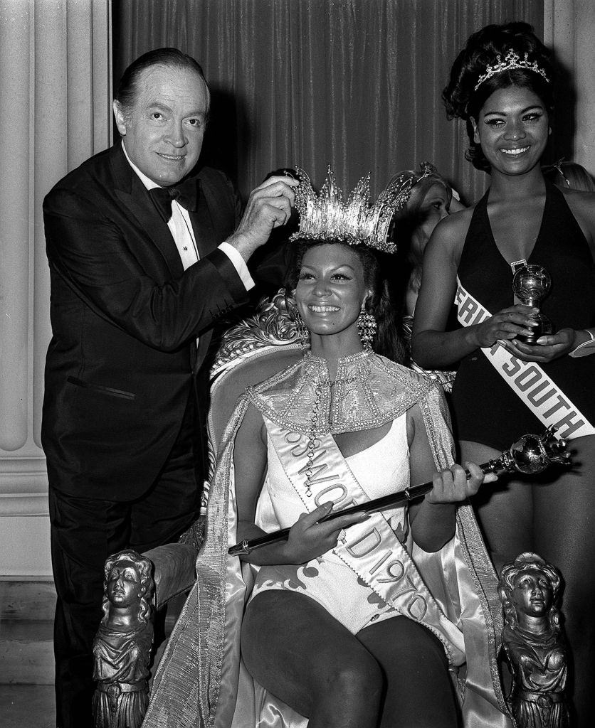 Bob Hope, crowning Jennifer Hosten.