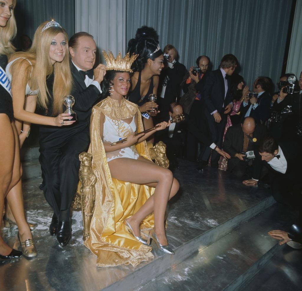 Comedian Bob Hope crowns Jennifer Hosten (Miss Grenada) as the winner of the Miss World 1970 beauty pageant, 20th November 1970.