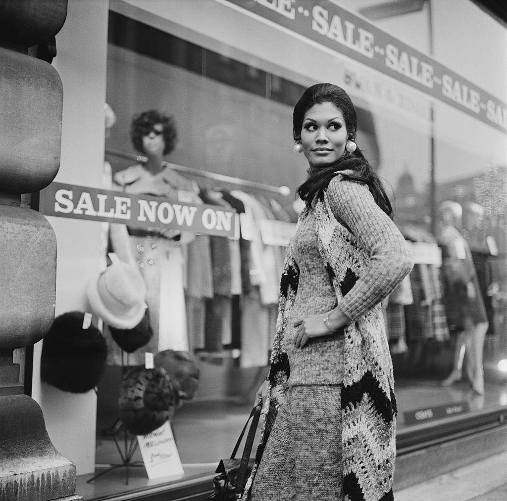 Jennifer Hosten, who won the Miss World 1970 contest as Miss Grenada, shopping in London, UK, 6th January 1971.
