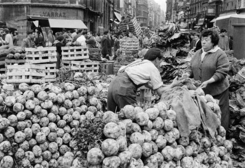 Stunning Photos of Les Halles, Paris Food Market in the 1950s