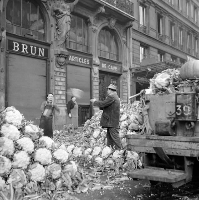 Stunning Photos of Les Halles, Paris Food Market in the 1950s