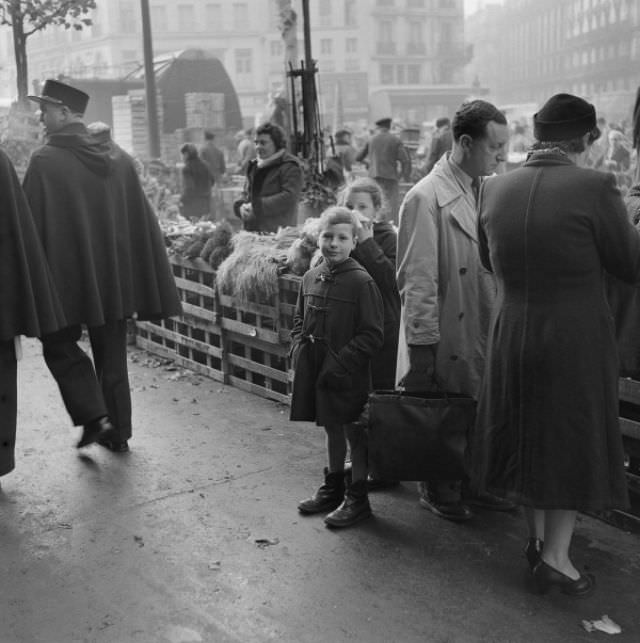 Stunning Photos of Les Halles, Paris Food Market in the 1950s