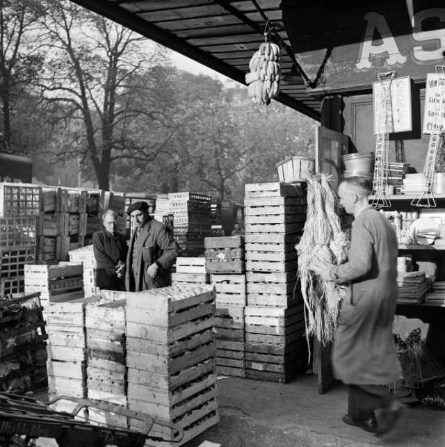 Stunning Photos of Les Halles, Paris Food Market in the 1950s