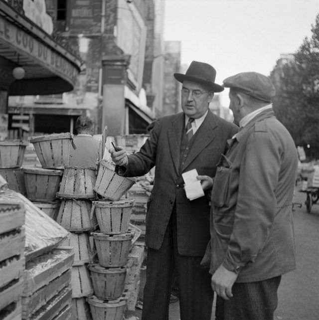 Stunning Photos of Les Halles, Paris Food Market in the 1950s