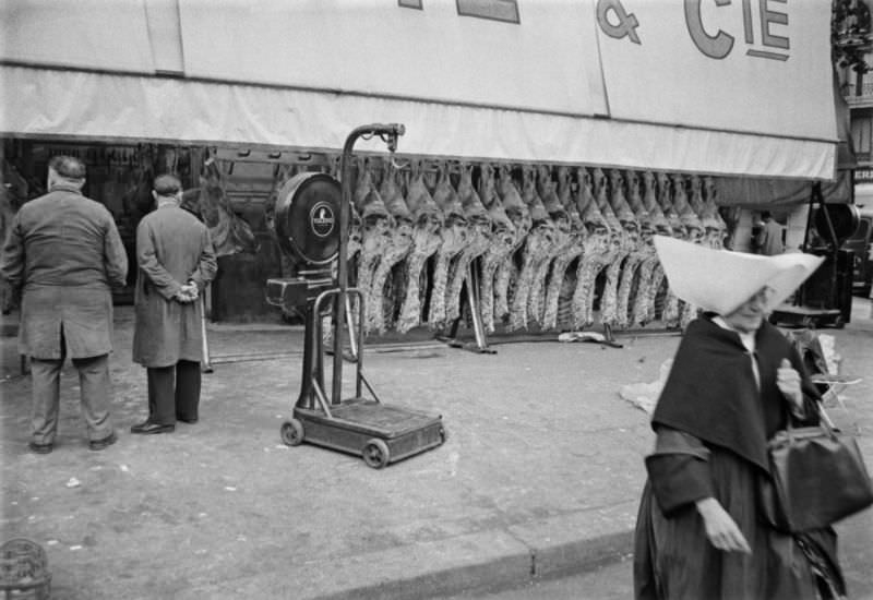 Stunning Photos of Les Halles, Paris Food Market in the 1950s