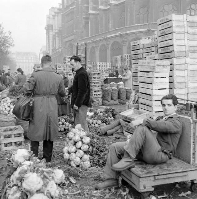 Stunning Photos of Les Halles, Paris Food Market in the 1950s