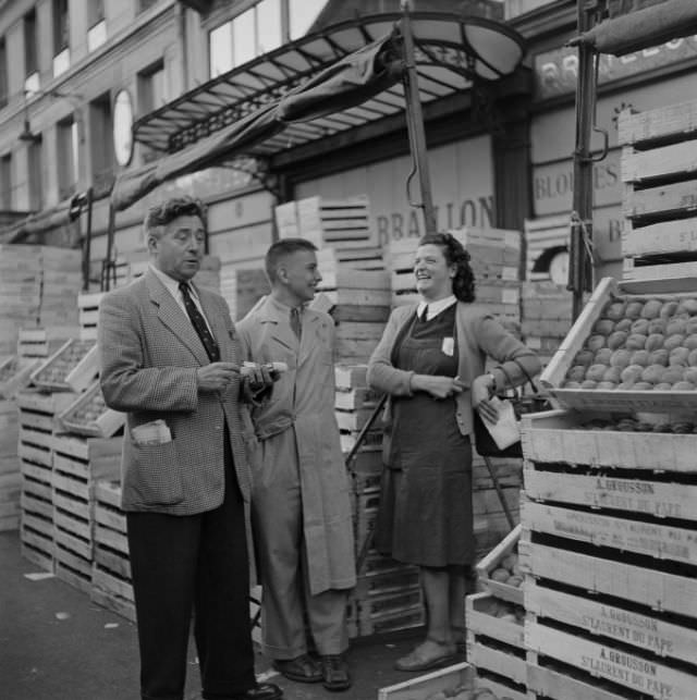 Stunning Photos of Les Halles, Paris Food Market in the 1950s