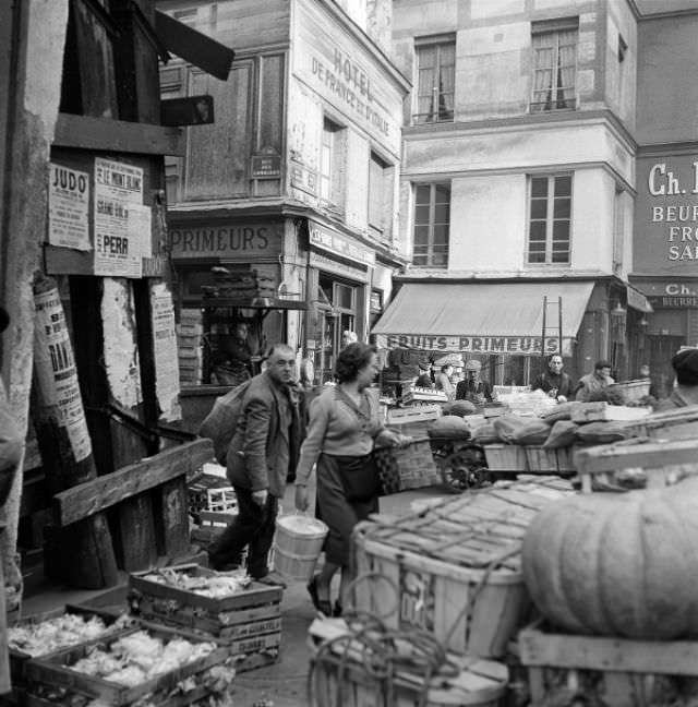 Stunning Photos of Les Halles, Paris Food Market in the 1950s